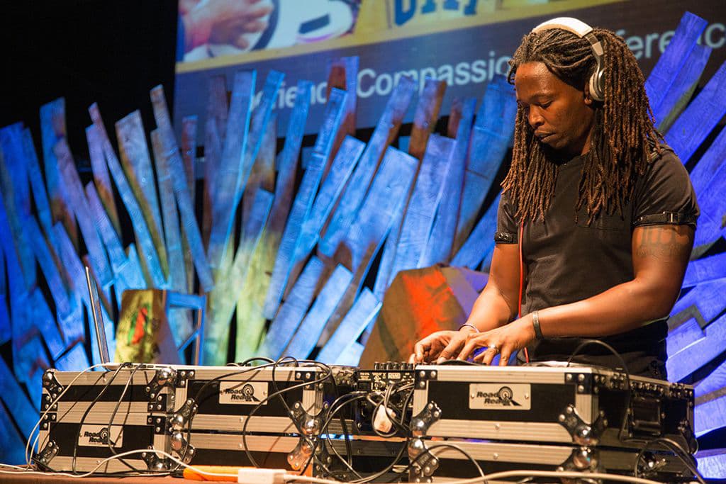 Jey DJing.